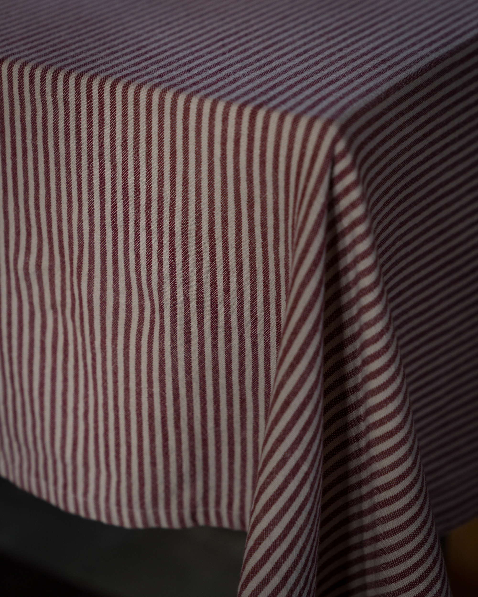 Duk 145x300 randig röd/beige