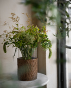 Vas d18 h30 cm i mörk korg