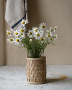 Vas i ljus korg d10 h18 cm